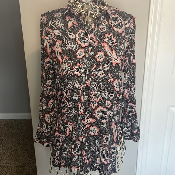 XS Petite button up top. Black with floral pattern. - Picture 1 of 6